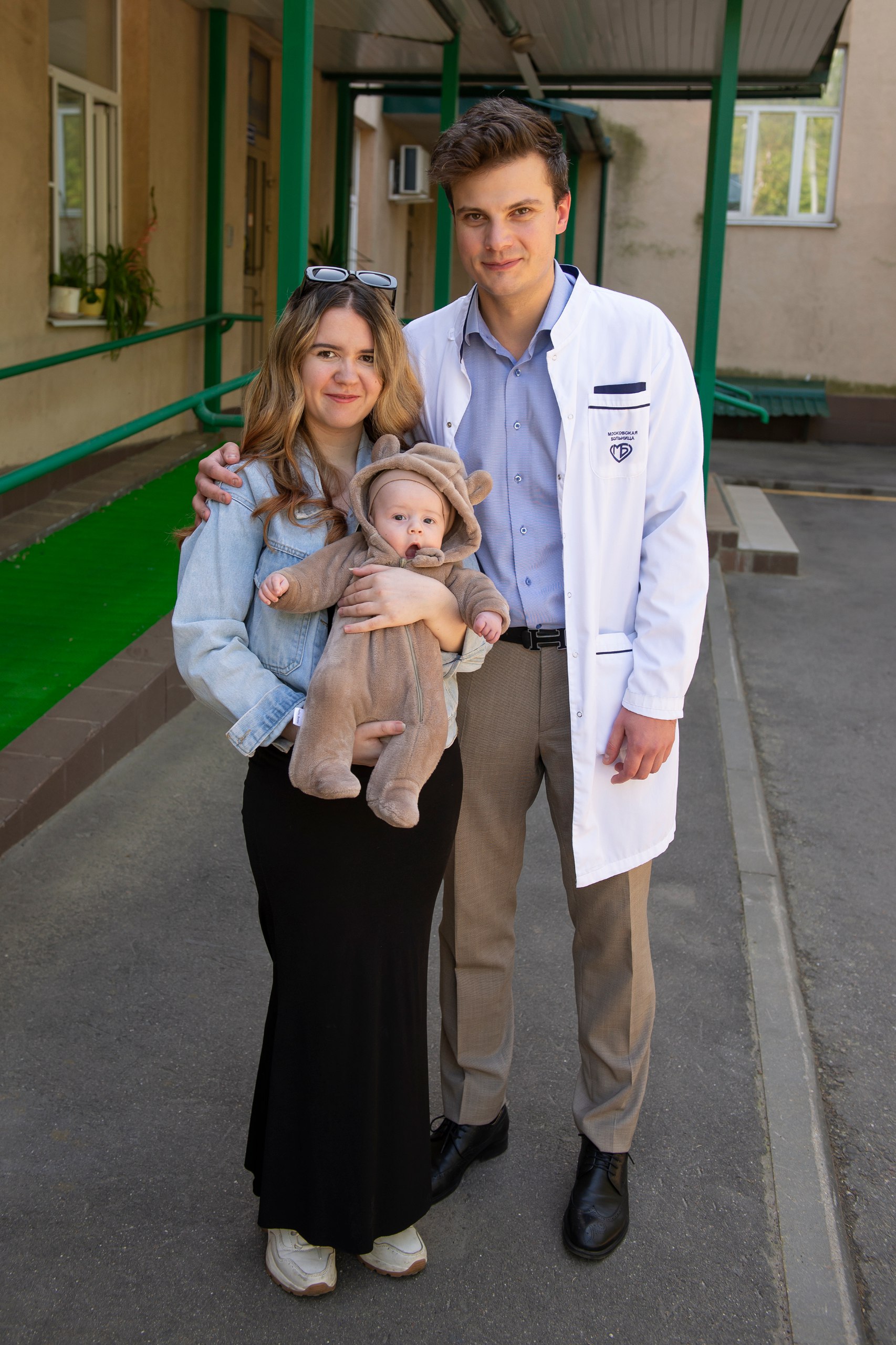 Во дворе роддома