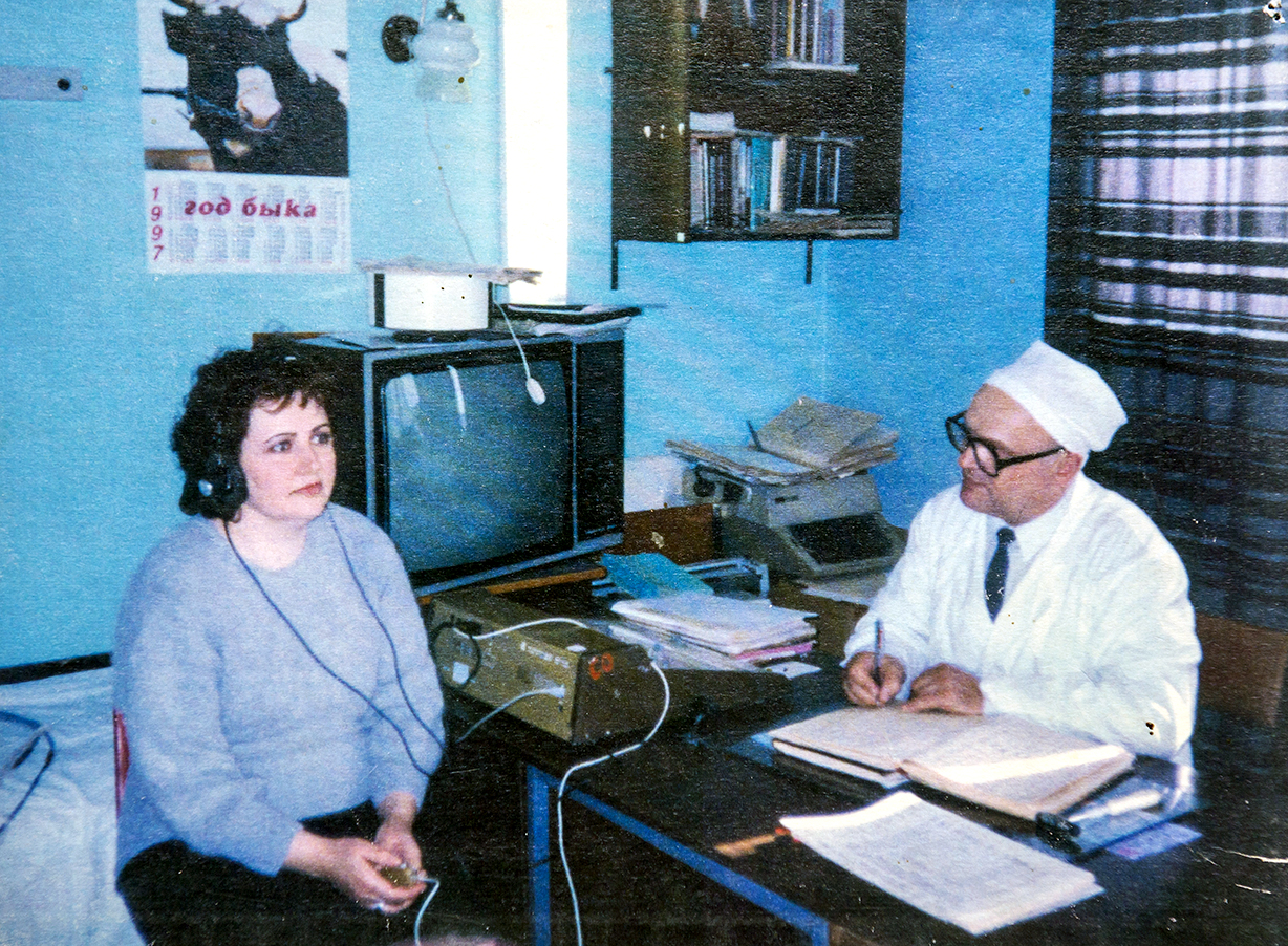 Старший научный сотрудник А.С.Шеремет проводит обследование в отоневрологическом кабинете.